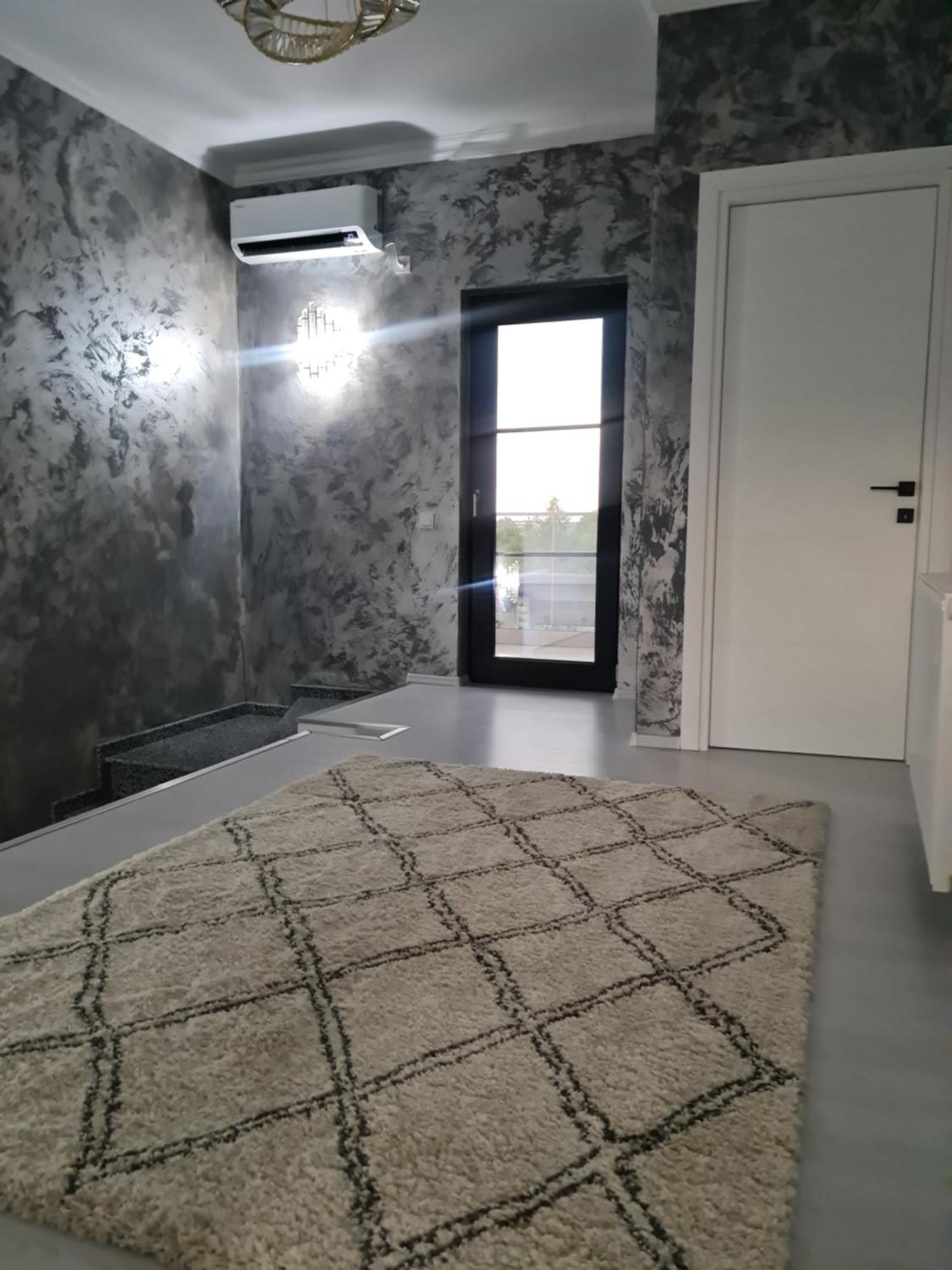 Grey House * Bucureşti