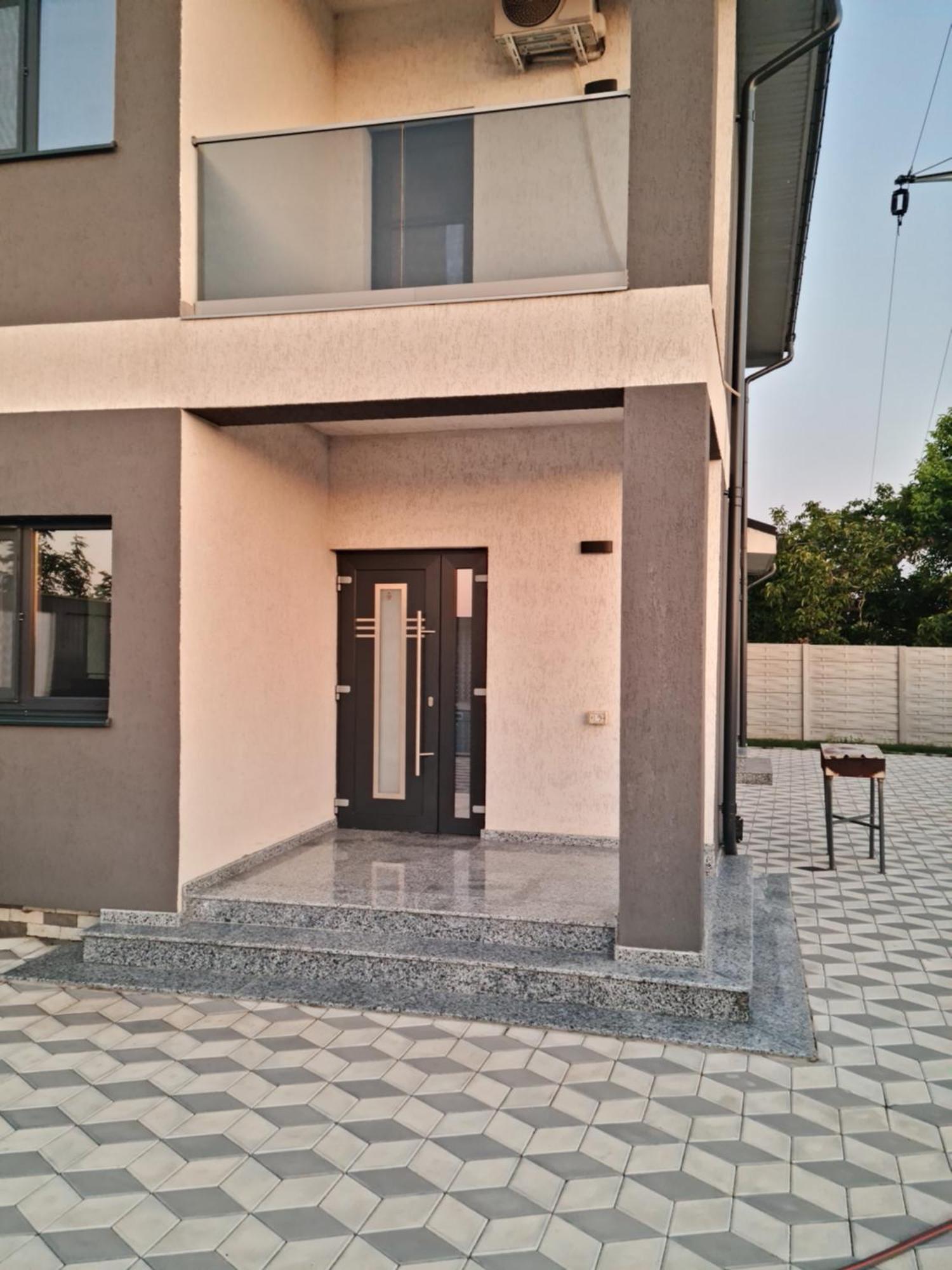 Grey House * Bucureşti